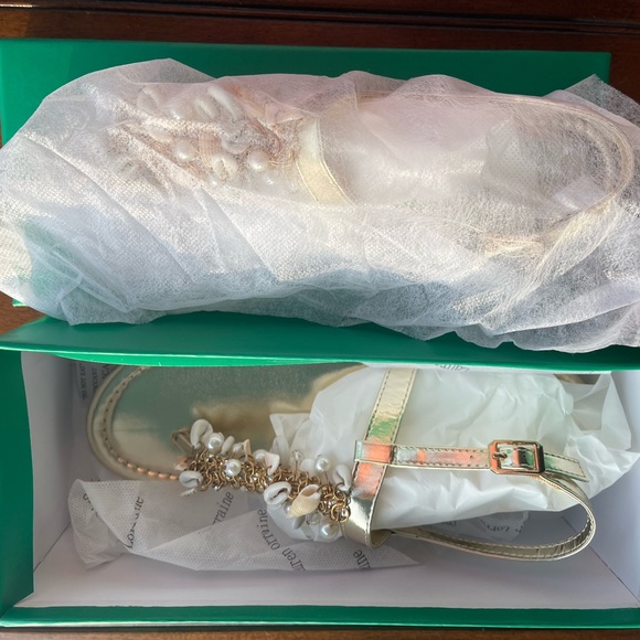 NEW Gold Sandals embellished with shells - Picture 2 of 8